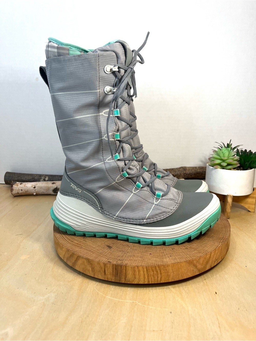 Teva Womenโs Jordanelle Waterproof Winter Snow Boots Size 8